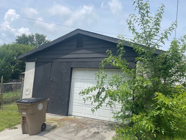 Building Photo - Knoxville 37923 - 3 bedroom, 2 bath home -...