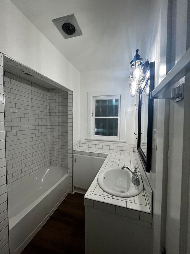 Building Photo - 921