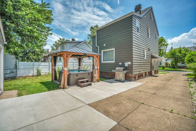 Building Photo - 3544 Tuttle Ave
