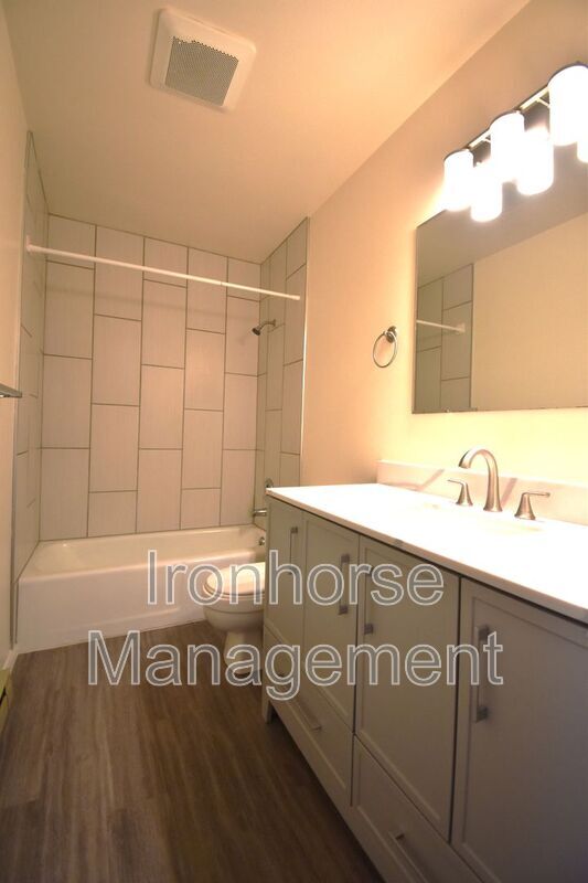 Building Photo - 811 W Villard St