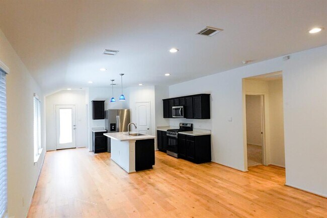 Building Photo - 14428 Sugar Pines Dr