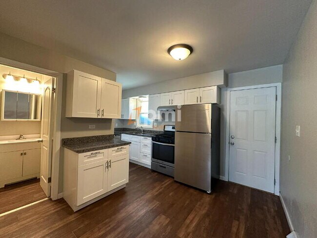 Building Photo - 3010-3012 Willowcreek Rd