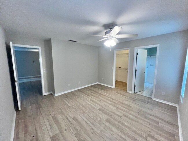 Building Photo - Welcome Home! Updated flooring & fresh interior paint! Move in OCTOBER! Beautiful 3X2 with attach...