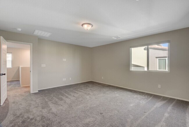 Building Photo - Don't miss this Top Notch 4 Bedroom, Beaut...