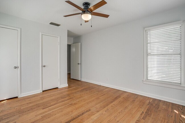 Building Photo - 3557 Suffolk Dr