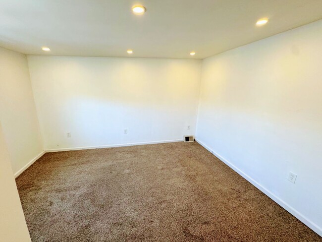 Building Photo - 3BR/1BA Beautiful Port Richmond Home with ...