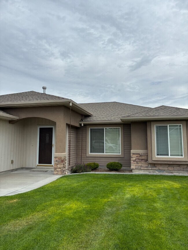 Building Photo - 234 Greenbrier Dr