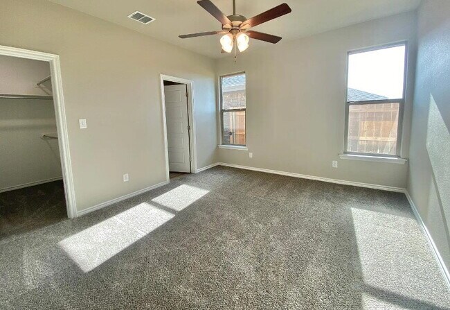 Building Photo - Upscale Flair Located in Burgamy Park!