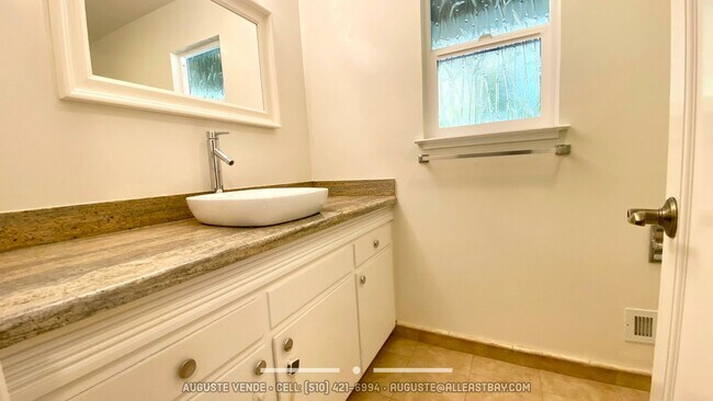 Building Photo - Lovely and RARE 3/2 single level home in O...