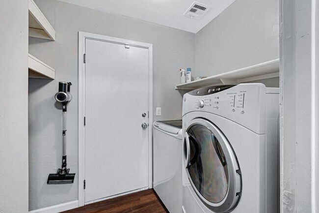 Building Photo - Modern Tri-Level Townhome in Copper Leaf C...