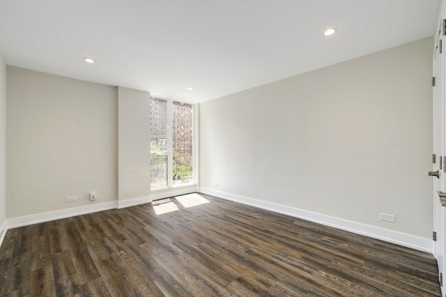Building Photo - 227 E Walton Pl
