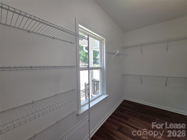 Building Photo - 595 Foxwood Dr SE