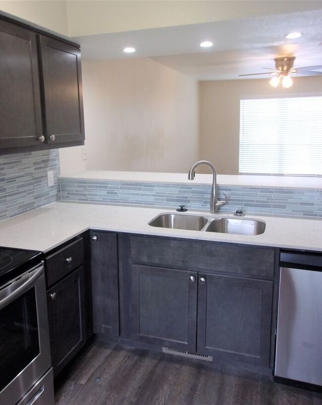 Building Photo - 2 BED 1.5 BATH TWO STORY TOWNHOUSE- WARR A...