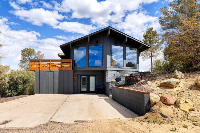 Building Photo - 828 Black Dr