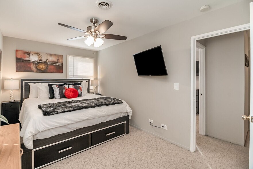 Building Photo - 10225 W 151st St