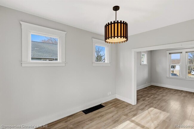 Building Photo - 1953 Brighton St