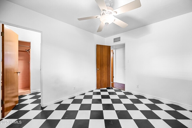 Building Photo - 4039 E Cambridge Ave