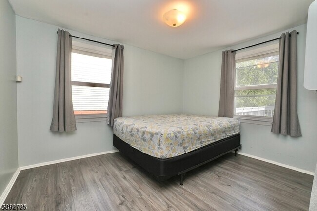 Building Photo - 25 Glenview Dr
