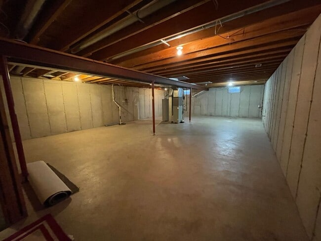 Building Photo - Beautiful 3 Bedroom-2 Bath on Goshen South...
