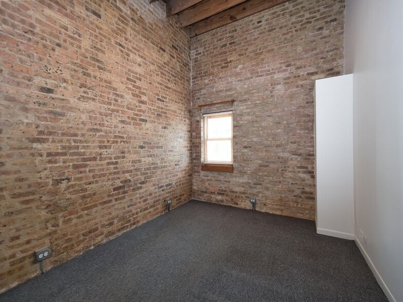Building Photo - 2849 W Belmont Ave