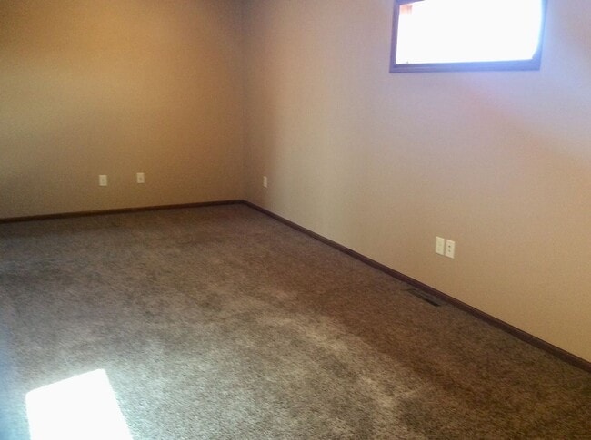 Building Photo - Nice 3 bed, 2.5 bath townhome
