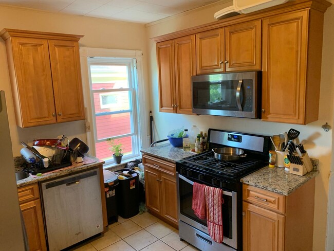 Building Photo - Huge 5 bed In Davis Square