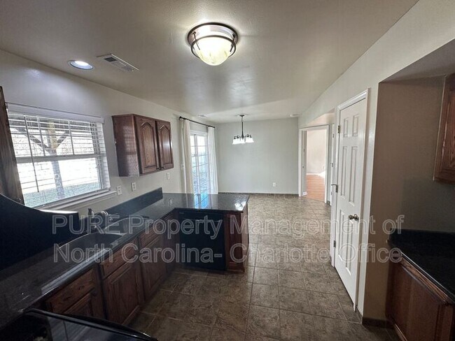 Building Photo - 12115 Landing Green Dr