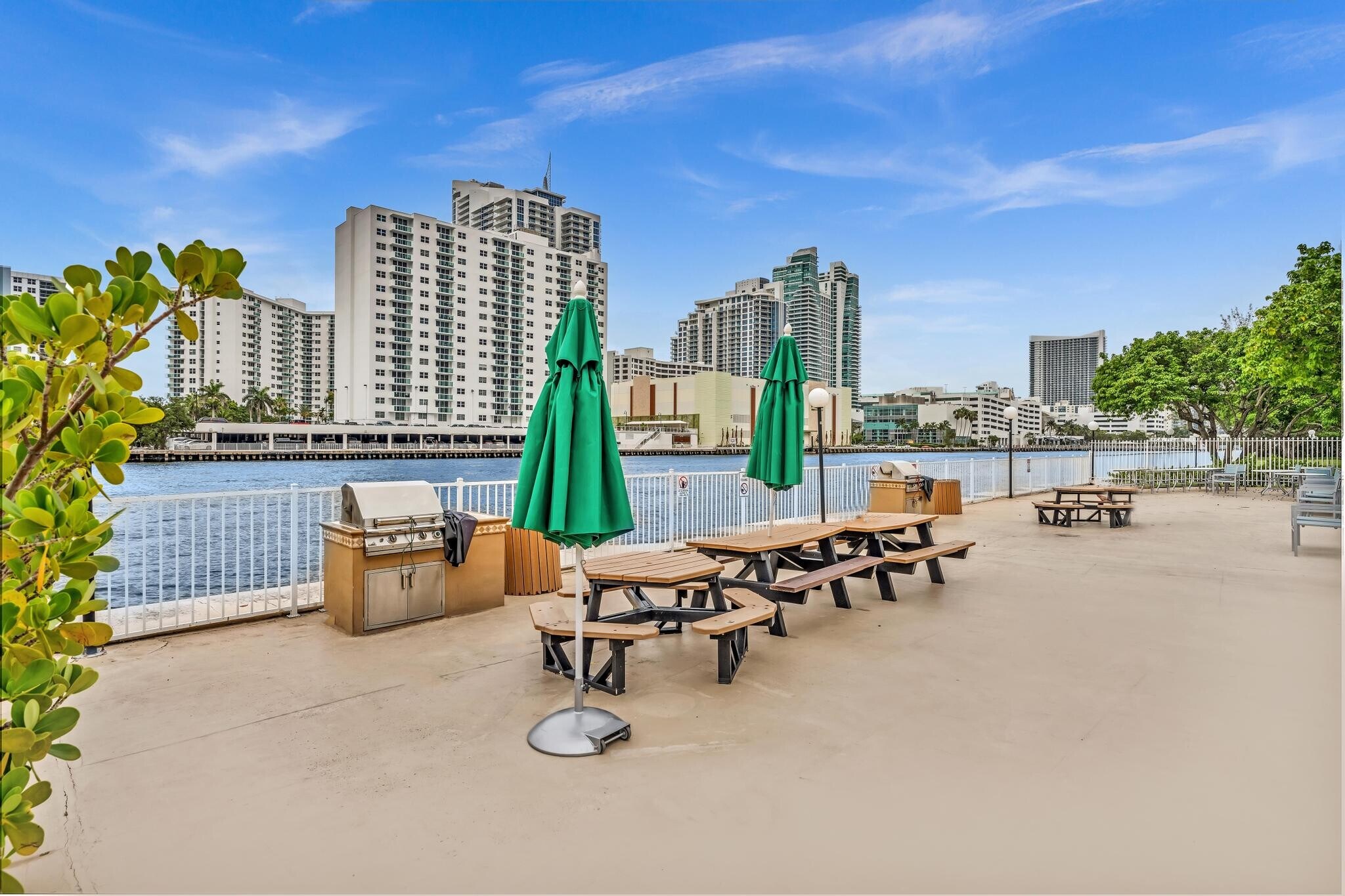 Building Photo - 1000 Parkview Dr