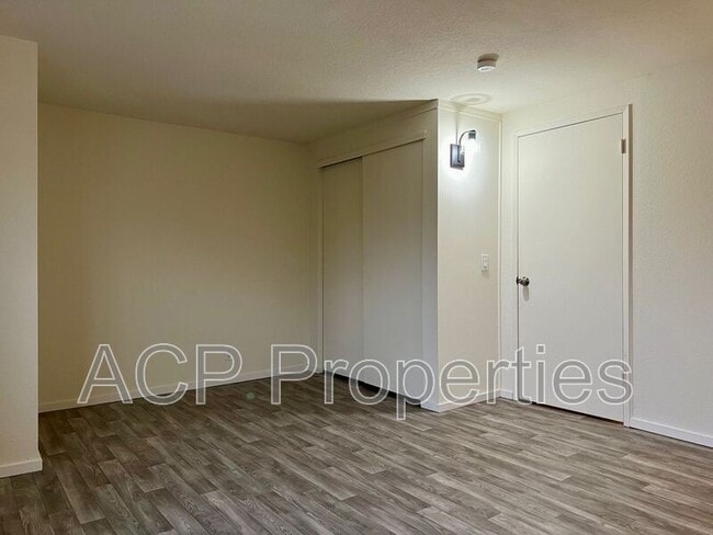 Building Photo - 1585 E Badger Rd