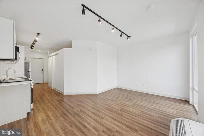 Building Photo - 4240 Chestnut St