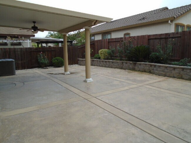 Building Photo - BEAUTIFUL 2 STORY IN WEST ROSEVILLE! 4 BEDROOM, 3 BATH, 3 CAR GARAGE, WITH LOW MAINTENANCE YARD!