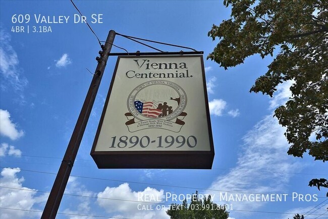 Building Photo - 609 Valley Dr SE