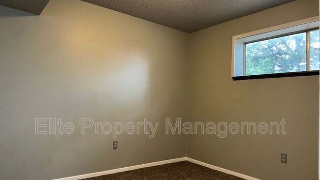 Building Photo - 4030 Ridge Dr