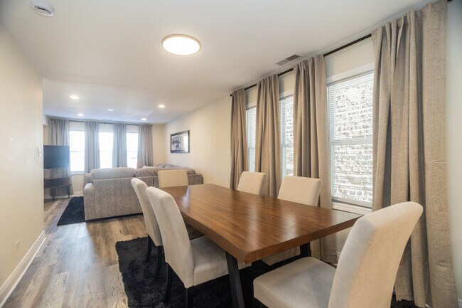 Building Photo - 2927 W Lyndale St