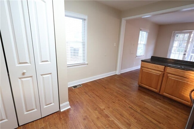 Building Photo - 2561 Eastwood Dr