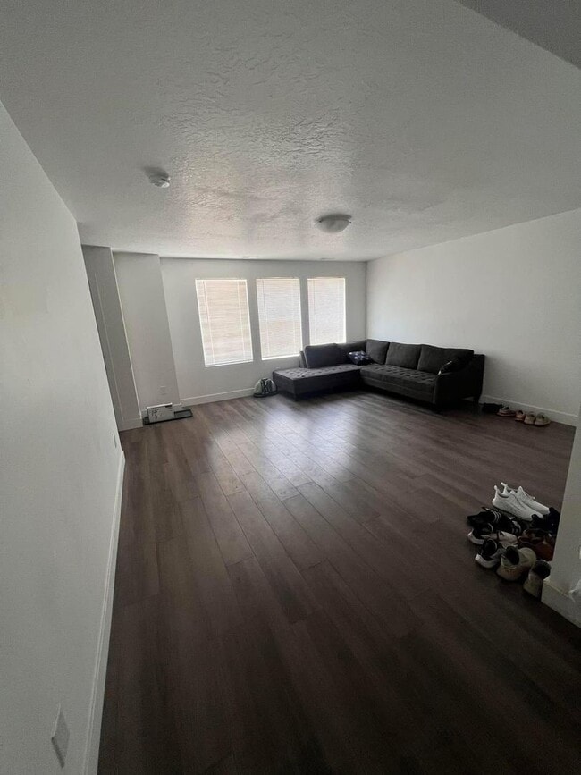 Building Photo - Beautiful Townhome in great location!