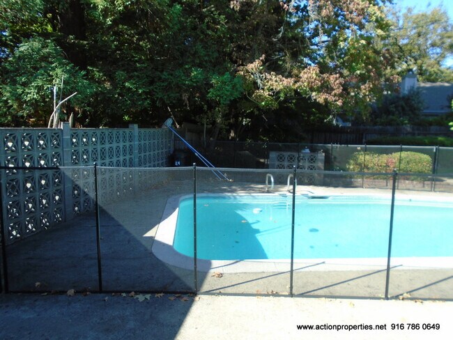 Building Photo - Central Roseville, Single Story Large Yard, Pool w/ Service 3 bedrooms, 2 baths,  1931sqft Gardne...