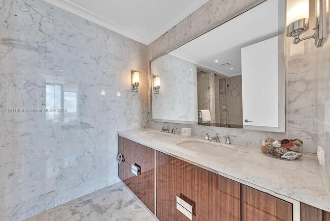 Building Photo - 15701 Collins Ave