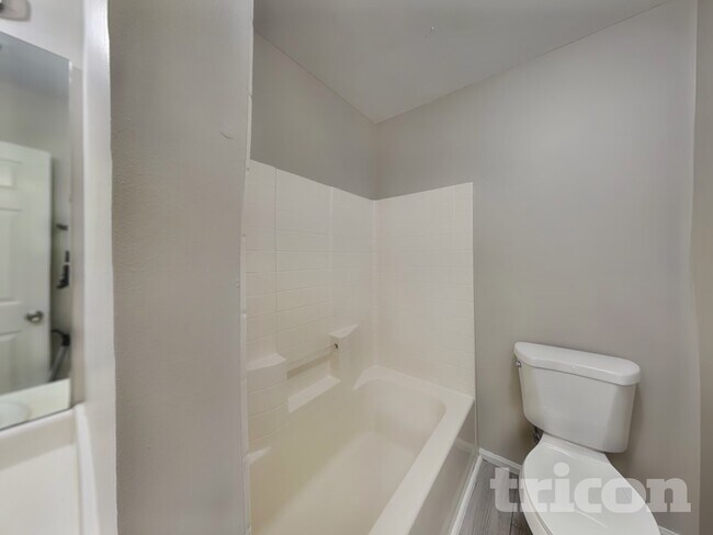 Building Photo - 11 Peridot Pl