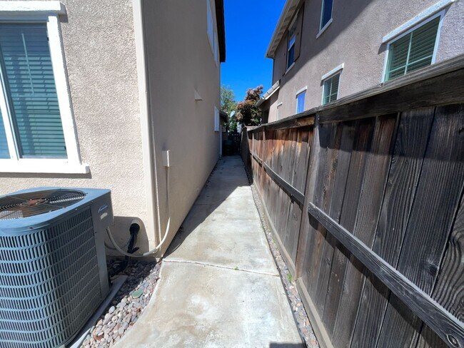 Building Photo - 35884 Crickhowell Ave
