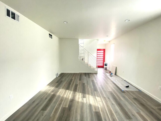 Building Photo - 2409 1/2 Ridgeley Dr