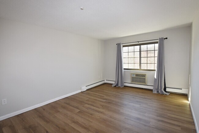 Building Photo - 135 Grove St