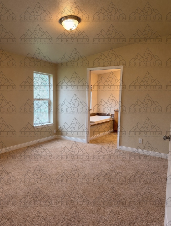 Building Photo - 3 Bedroom 2 Bathroom - Hood River