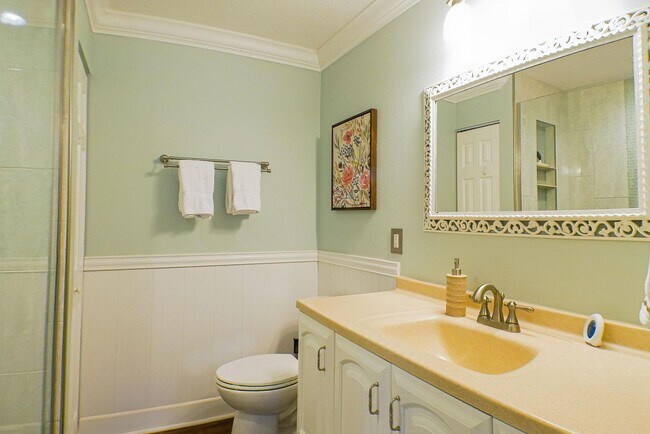 Building Photo - Beautifully updated 3-bedroom, 2-bathroom fence yard home in Fort Myers