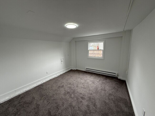 Building Photo - 17 N Maple St