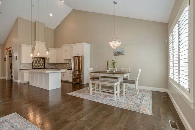 Building Photo - Upmarket Townhouse in Sought After Holladay City