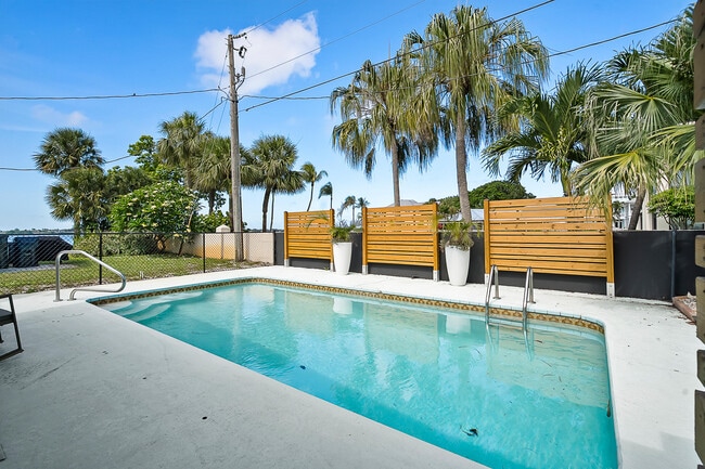 Building Photo - 13 SE Sailfish Ln