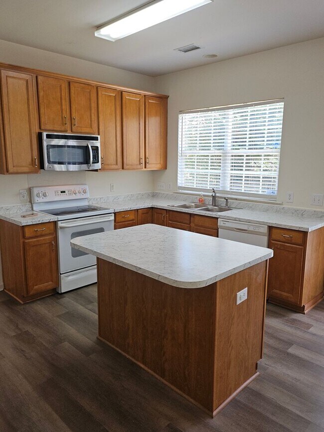 Building Photo - Beautiful Open Floor Plan with 4 Bedrooms