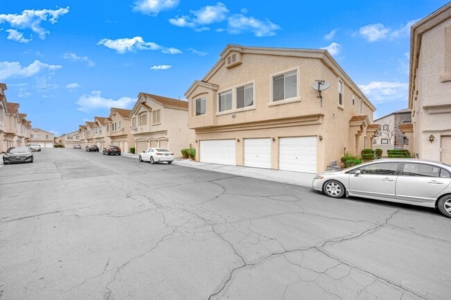 Building Photo - Charming 2 bedroom 2 bathroom townhome