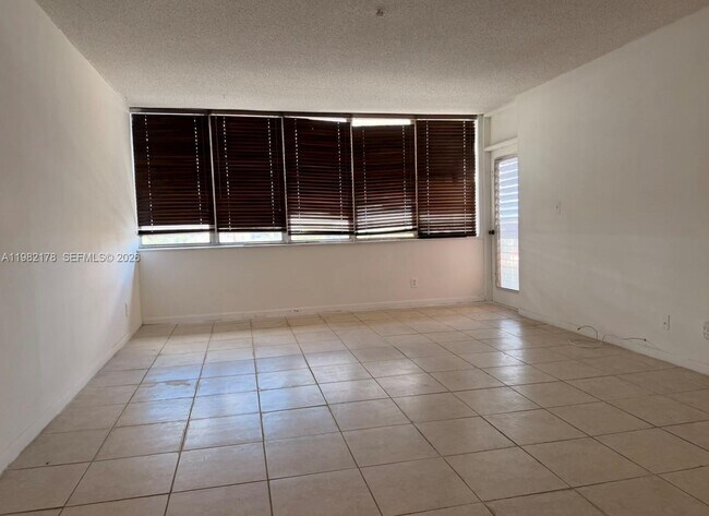 Building Photo - 2025 NE 164th St